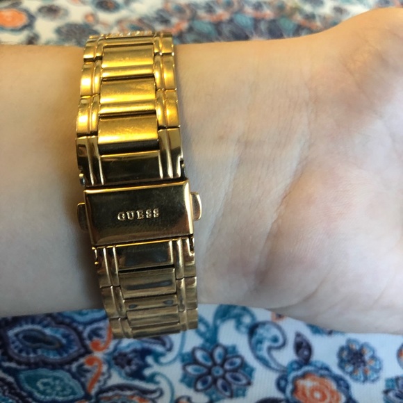 Ladies Rose gold Guess watch - Picture 3 of 3